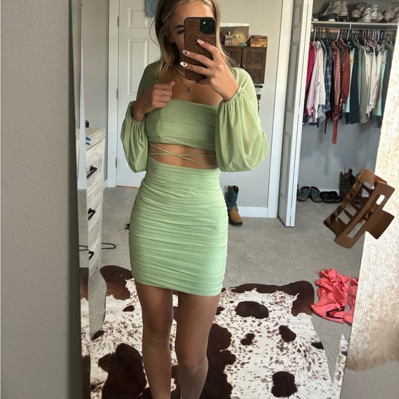Green dress - Picture 1 of 3